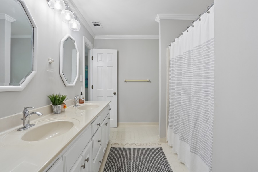 3410 Donegal Way, Snellville — Shared bathroom