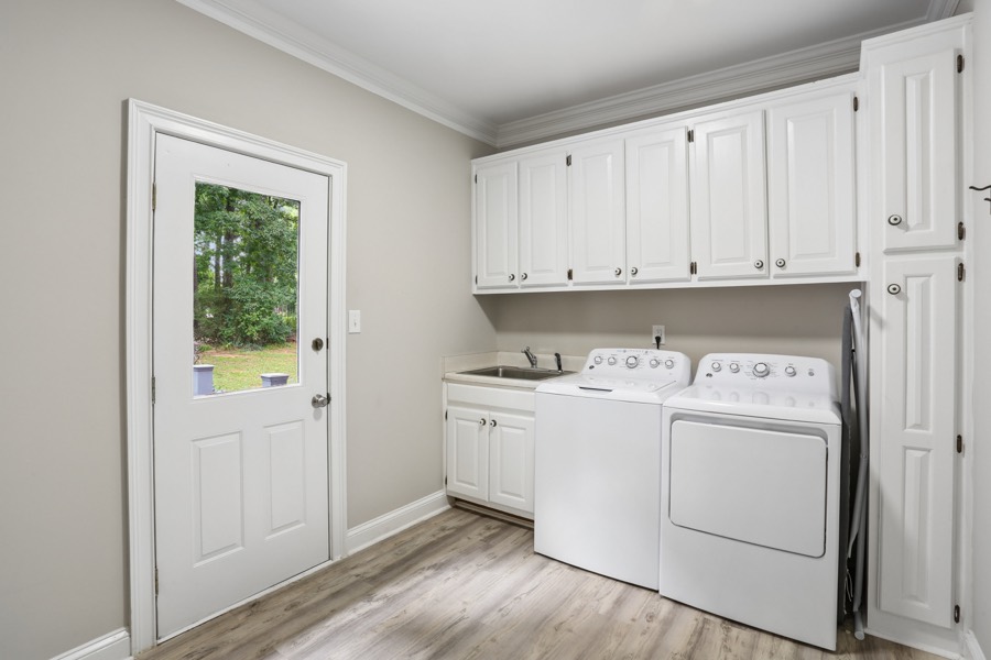 3410 Donegal Way, Snellville — Laundry room