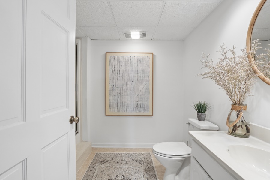 3410 Donegal Way, Snellville — Terrace-level bathroom